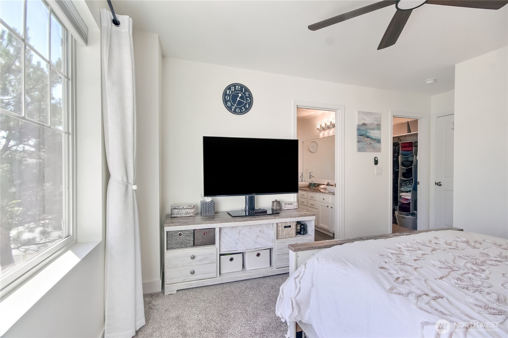 Primary bedroom also has a ceiling fan along with AC