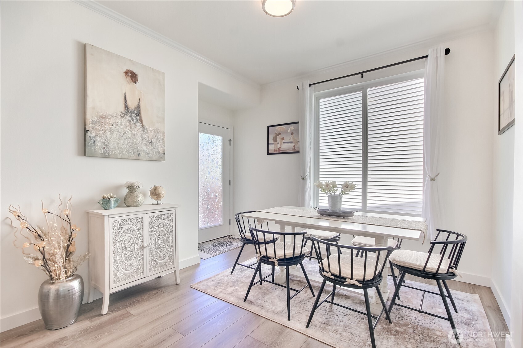 Large eating nook off the kitchen