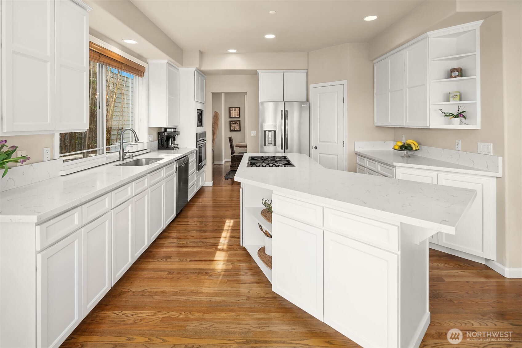 Beautiful Light Cabinet Witch Quartz Countertop