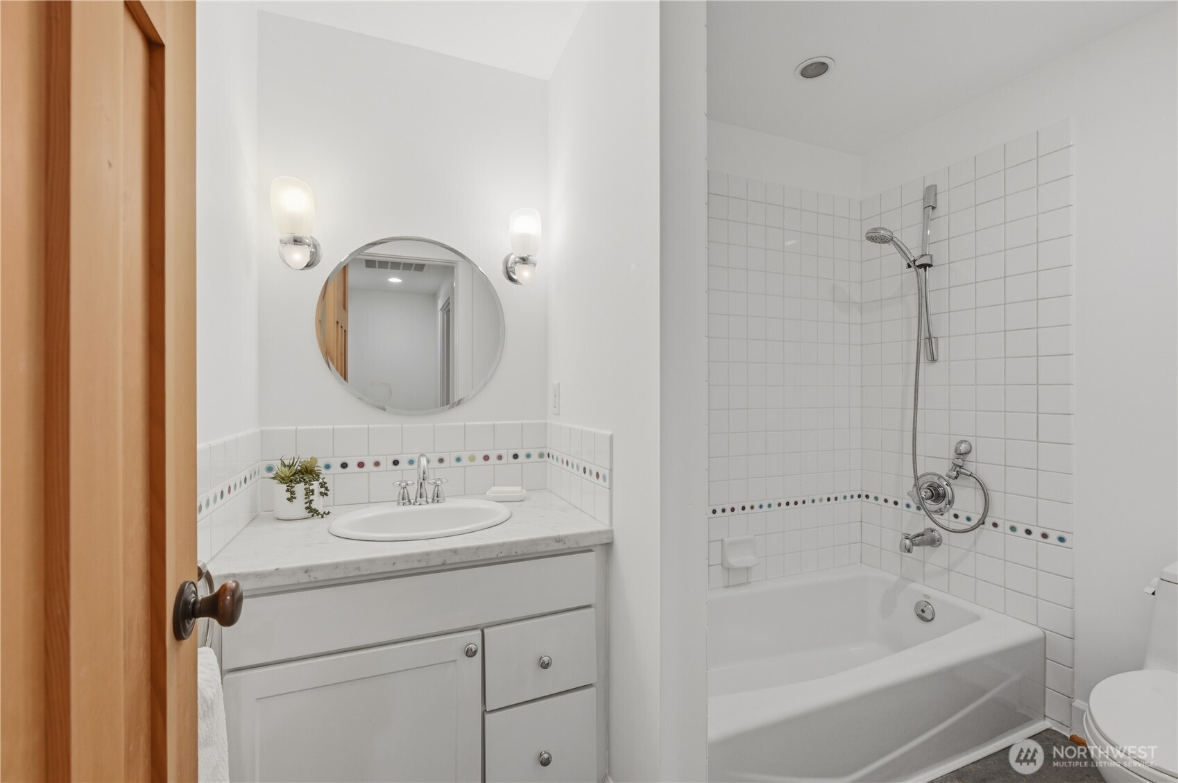 full bath next to 2nd and 3rd bedrooms