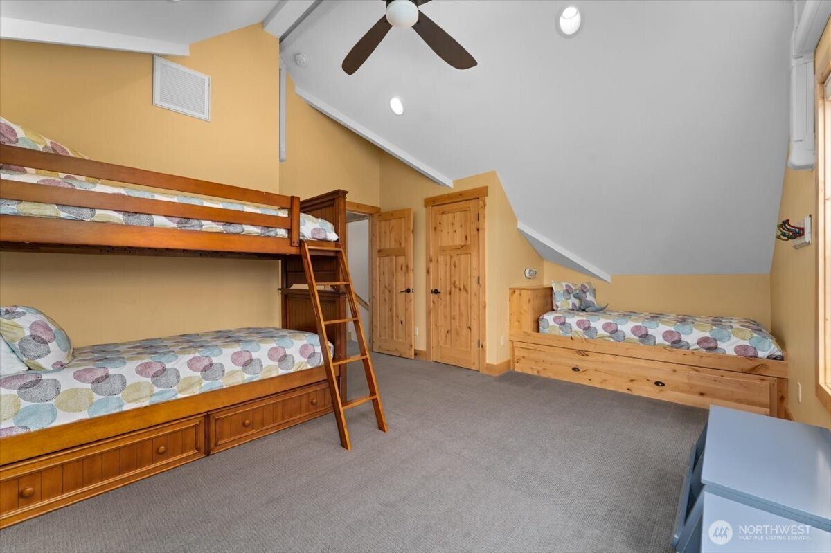 3rd level bunk room with trundles to sleep 6.