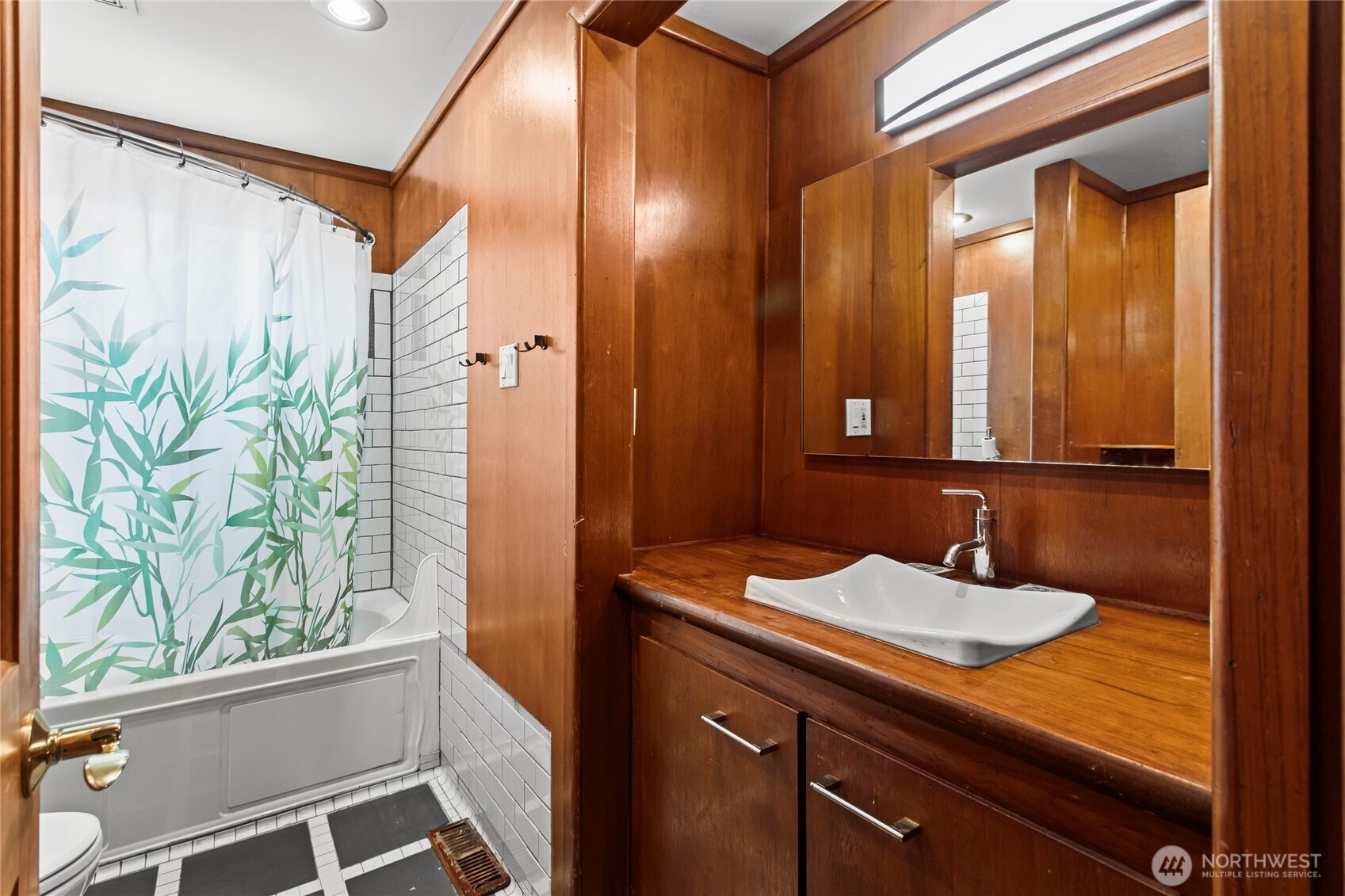 Main floor full bath