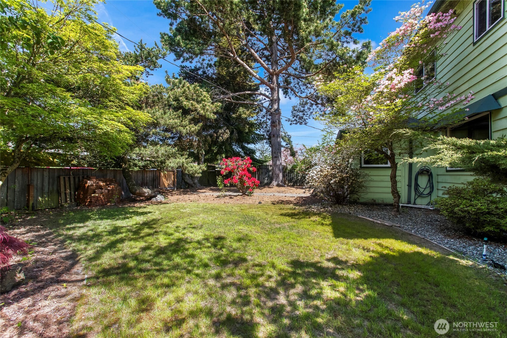 A gorgeous side lawn space to the right when you come in. Perfect for yard games!
