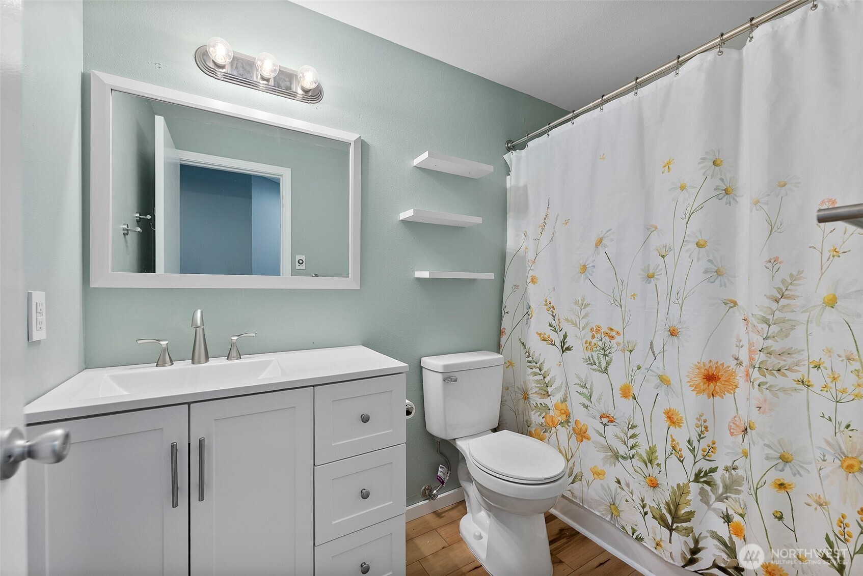 Upstairs hallway full bathroom.