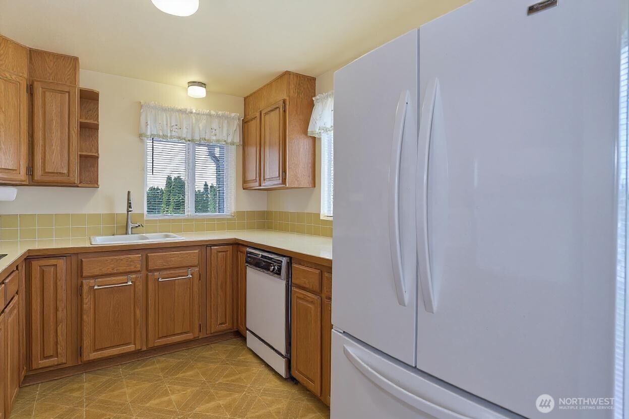 Light and Bright Chef's Kitchen with Tile Backsplash.