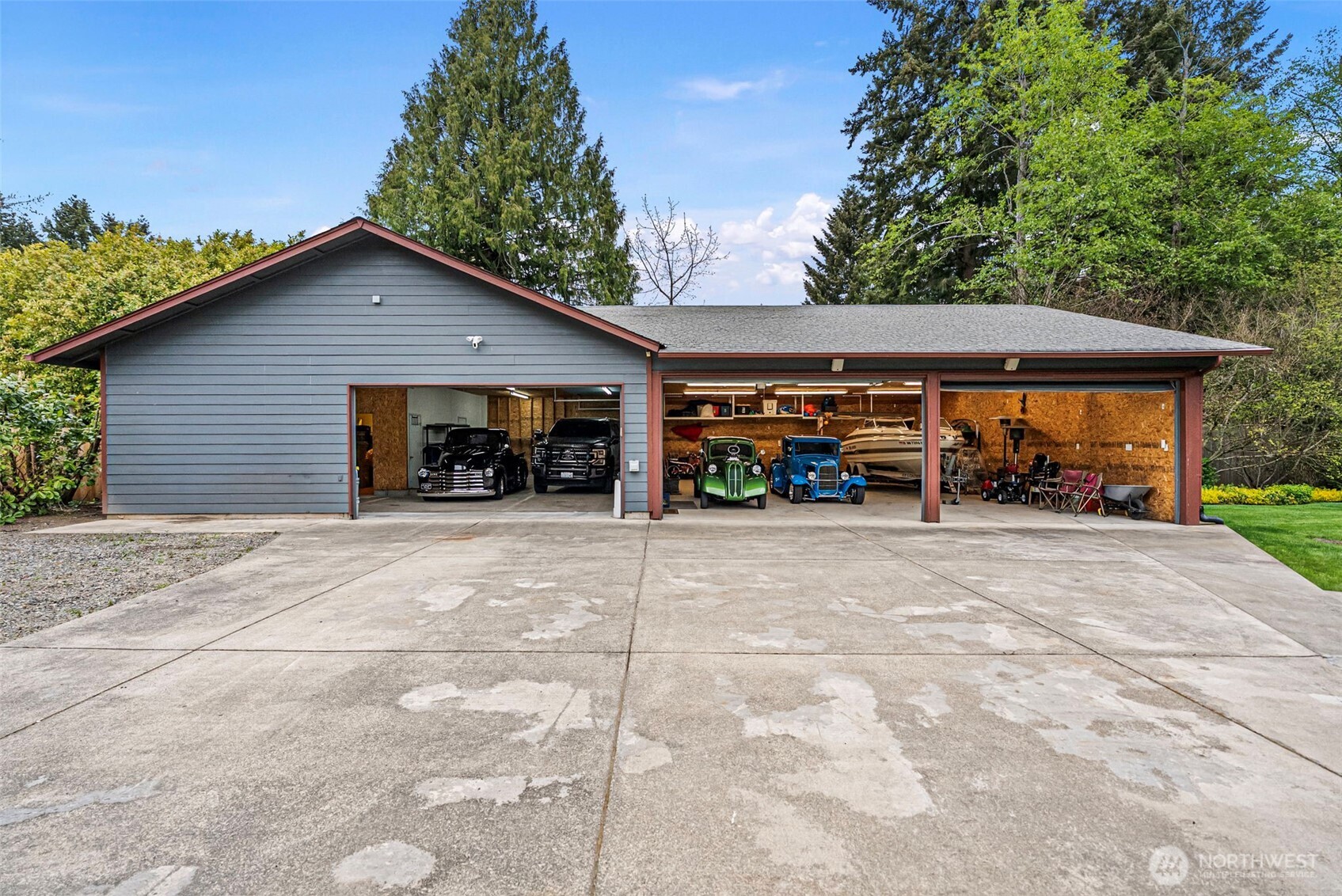 Huge 2457 sq ft Detached Garage