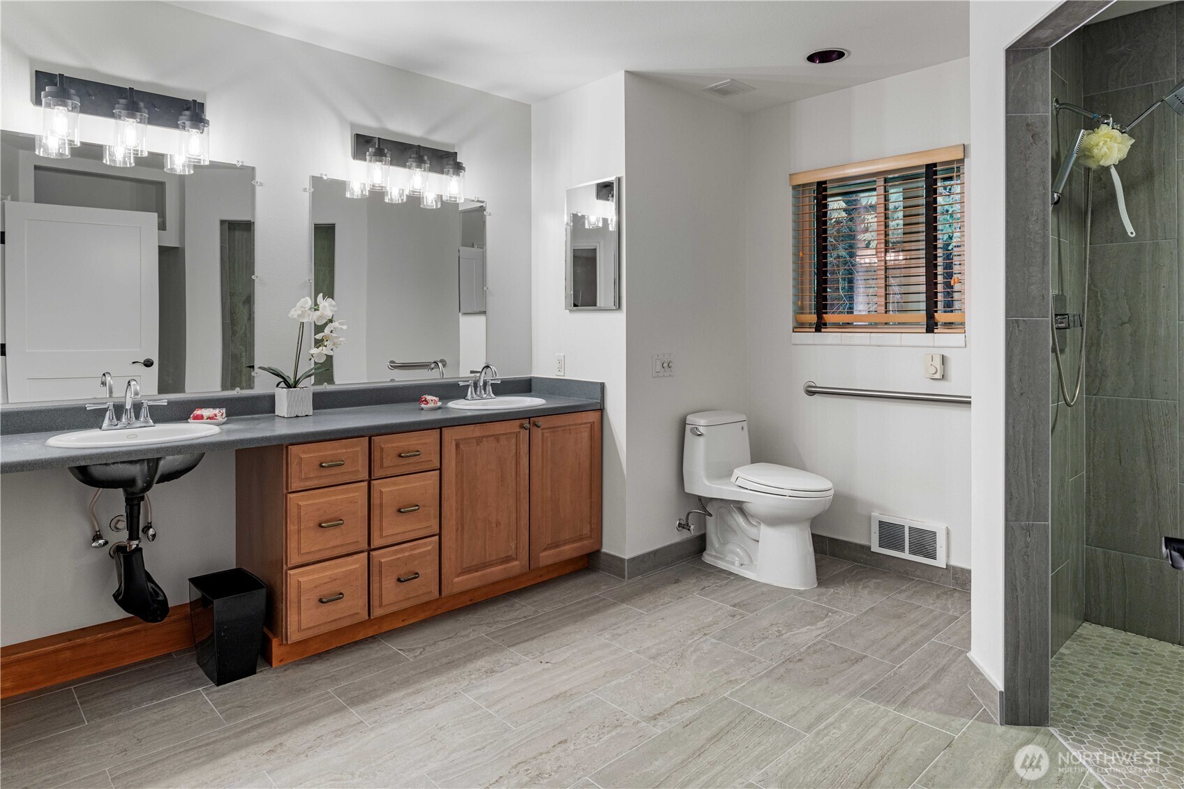 Owner's suite bathroom with double sinks (one roll-under)