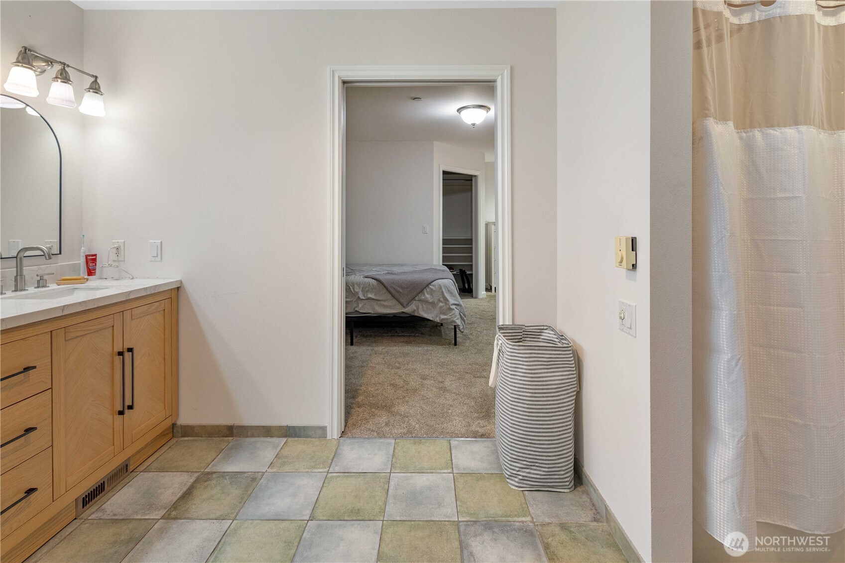 Jack and Jill bathroom between the two bedrooms