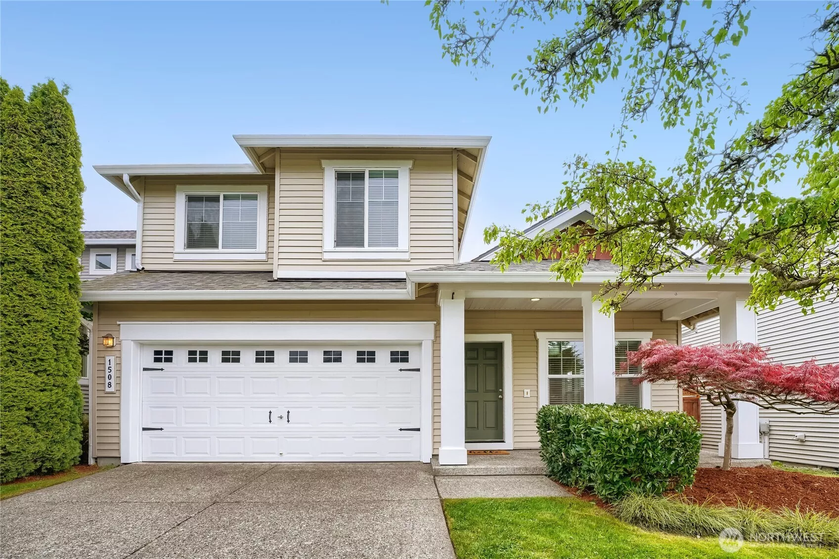 What a great home with 4 bedrooms, 2.5 baths & a private backyard all within walking distance to shopping & the Lakeland Town Center.