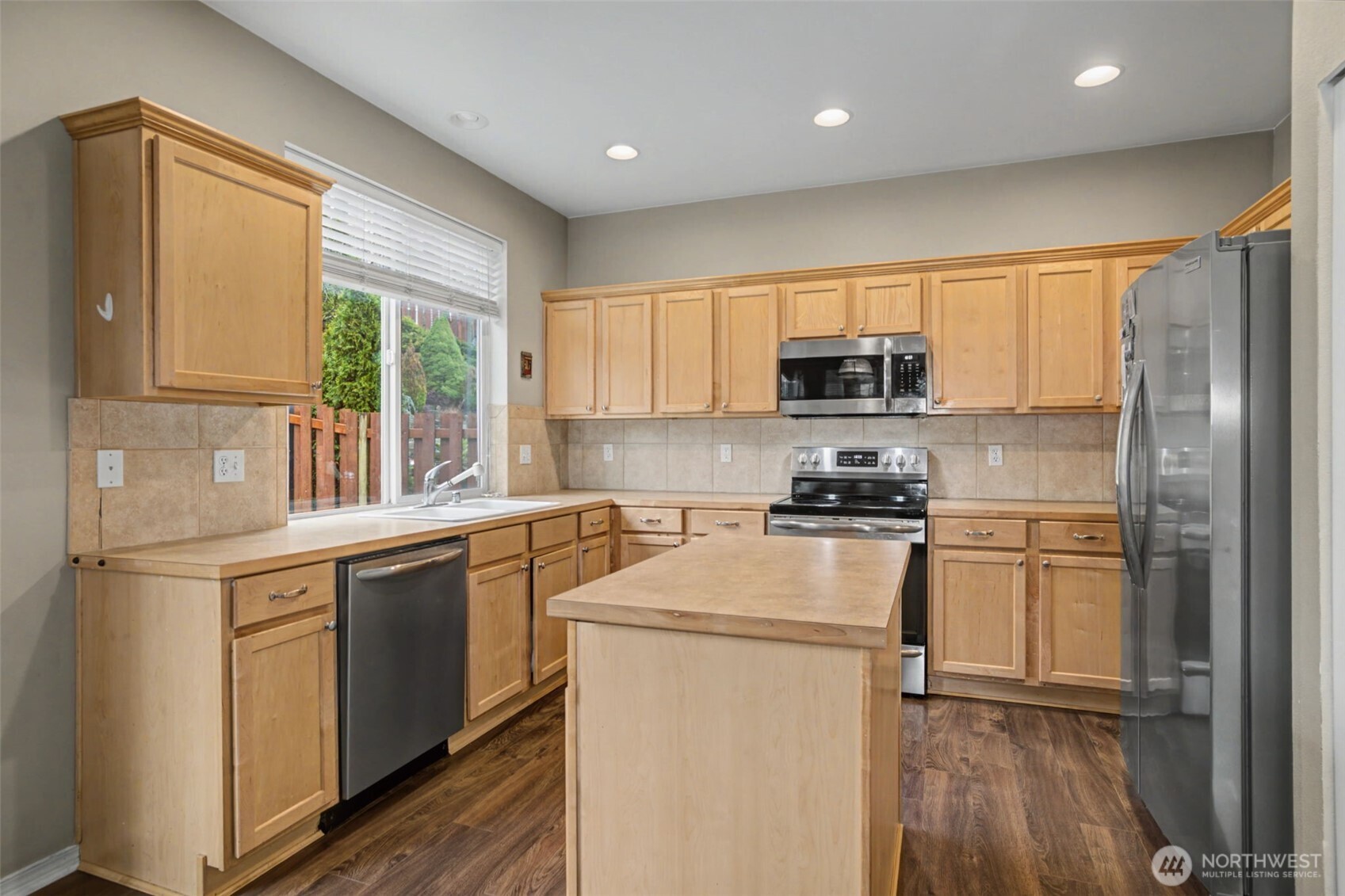Large kitchen with lots of counter space 12'x10'