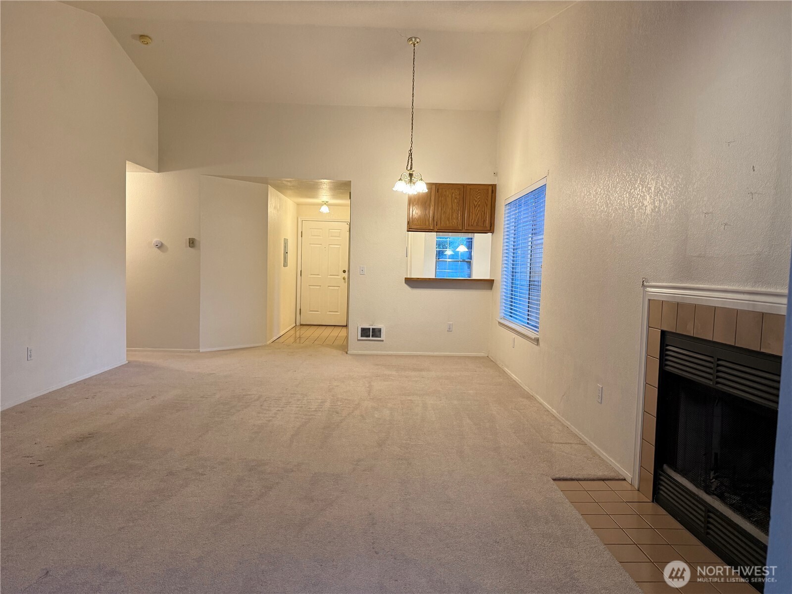 Dining/entry area