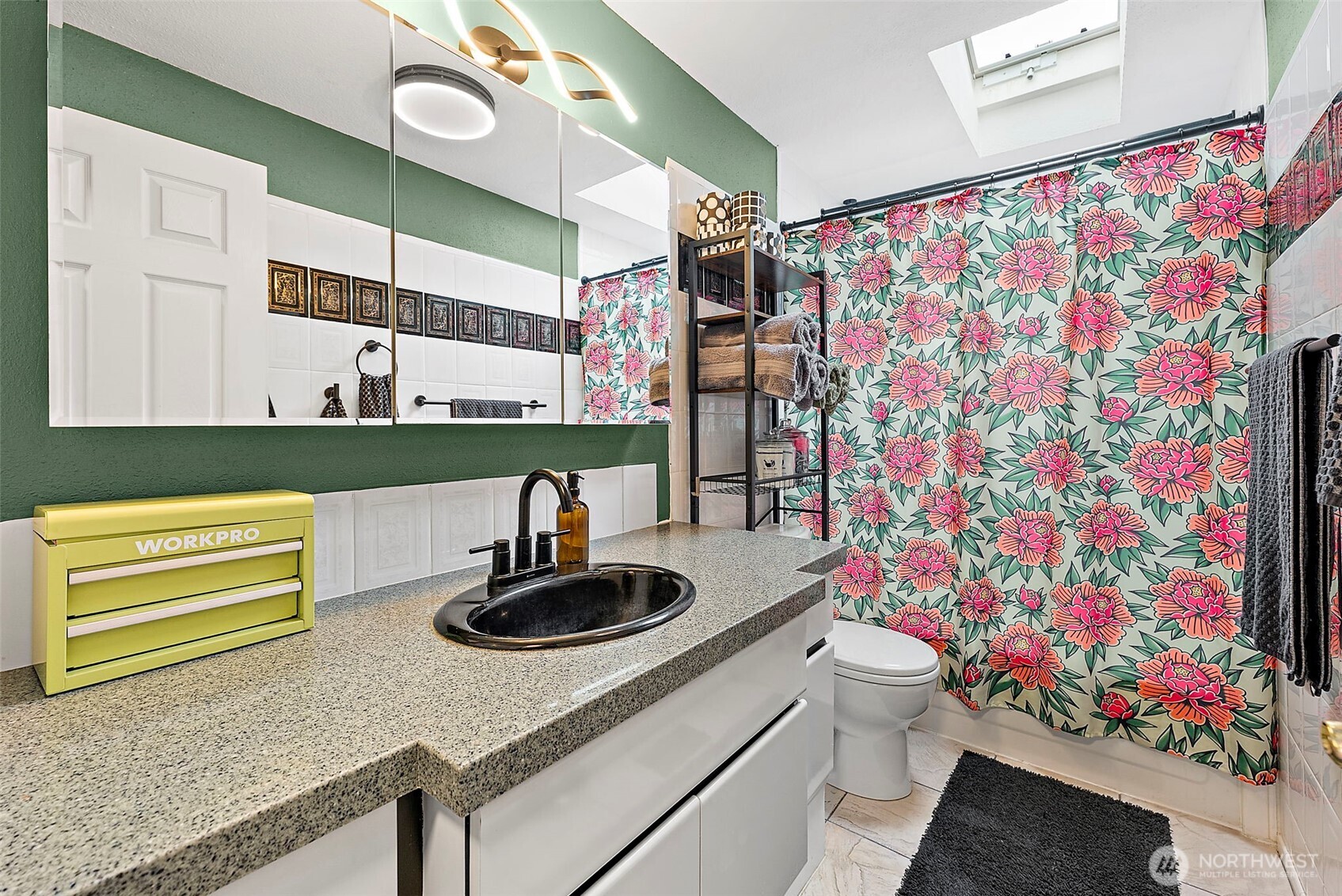Upstairs full bathroom!