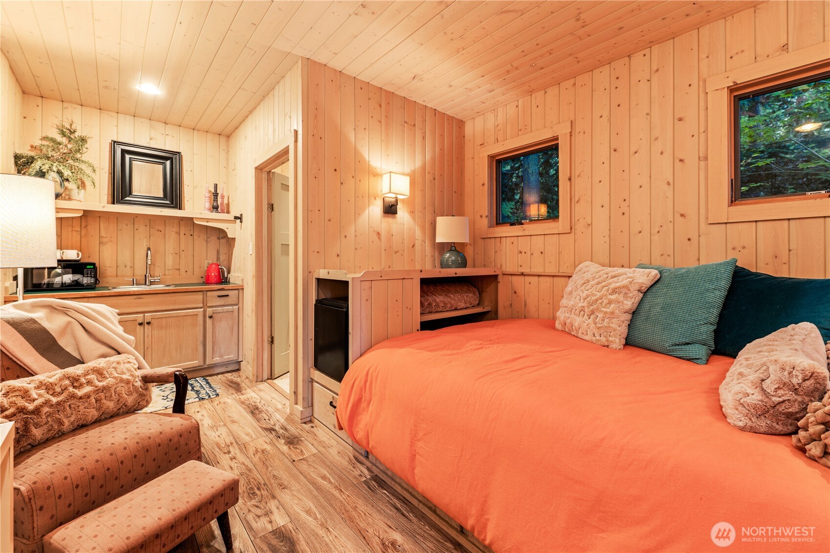 Studio guest suite with 3/4 bath.