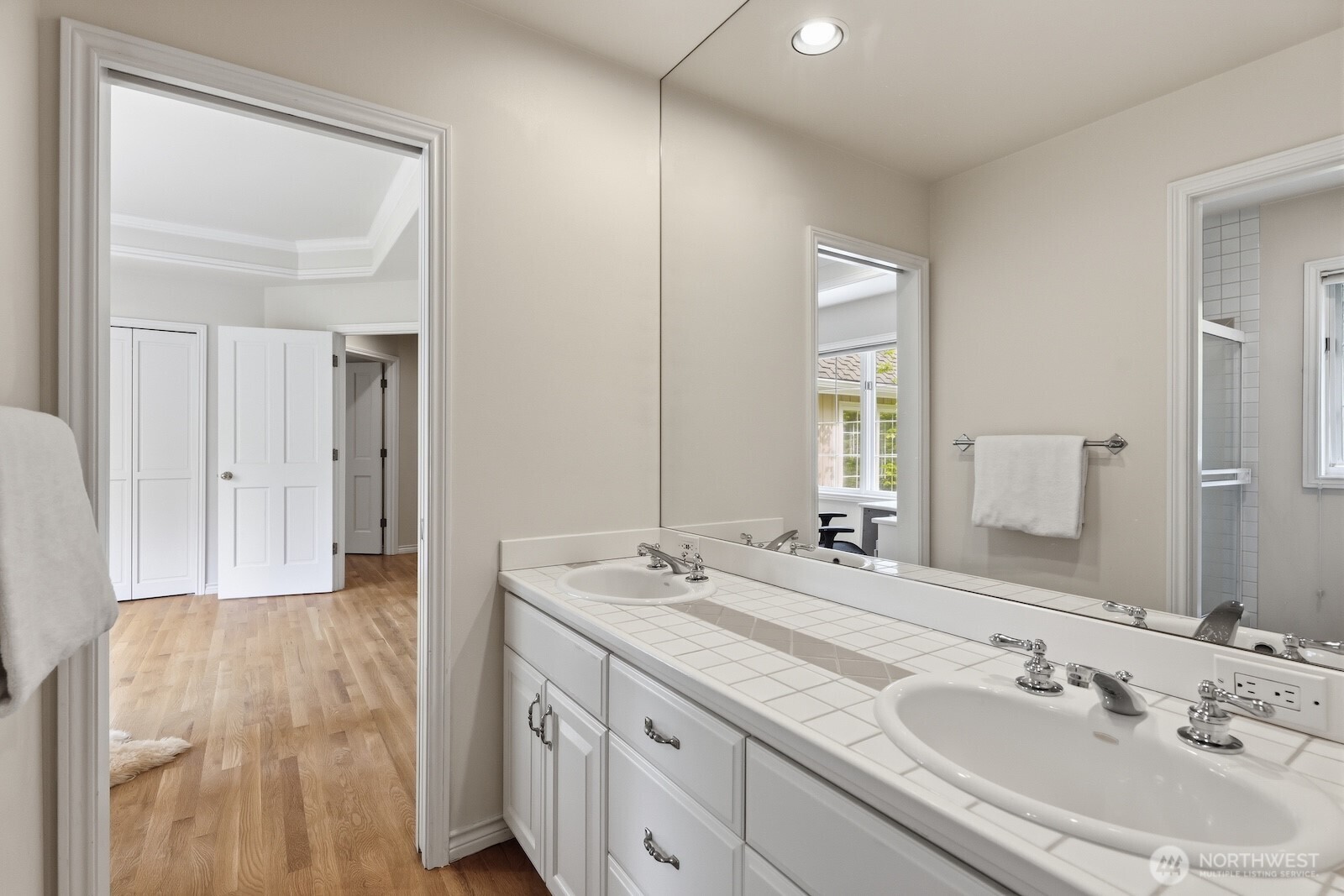 Jack n Jill Bathroom connecting two bedrooms upstairs