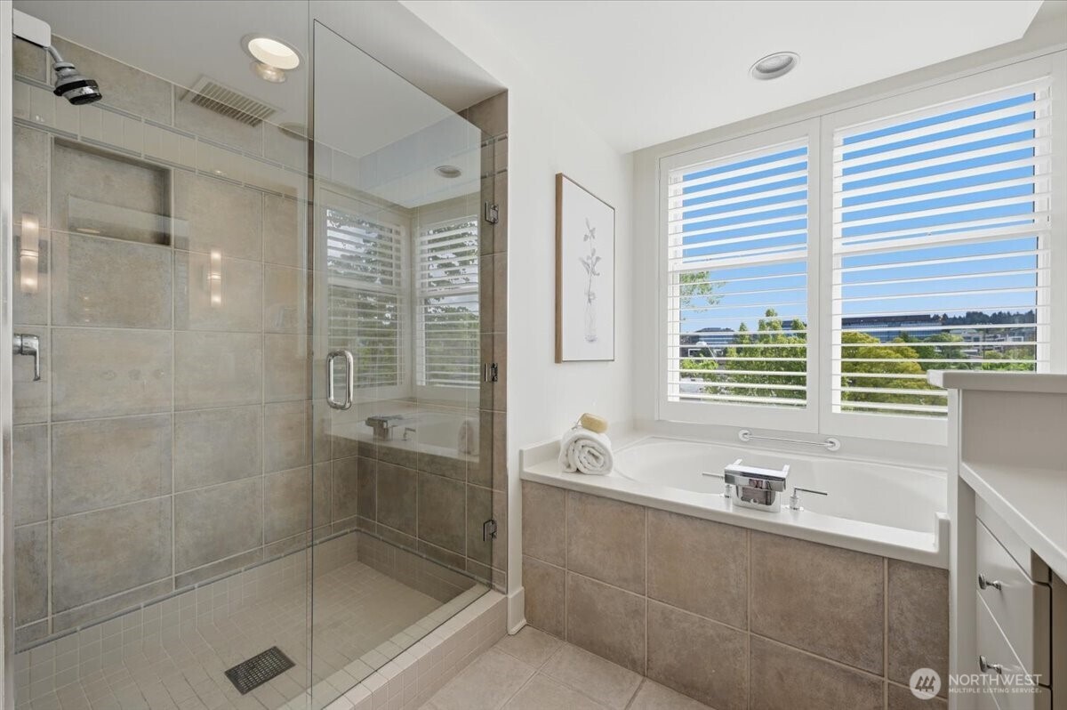 Jetted Soaking Tub & Shower