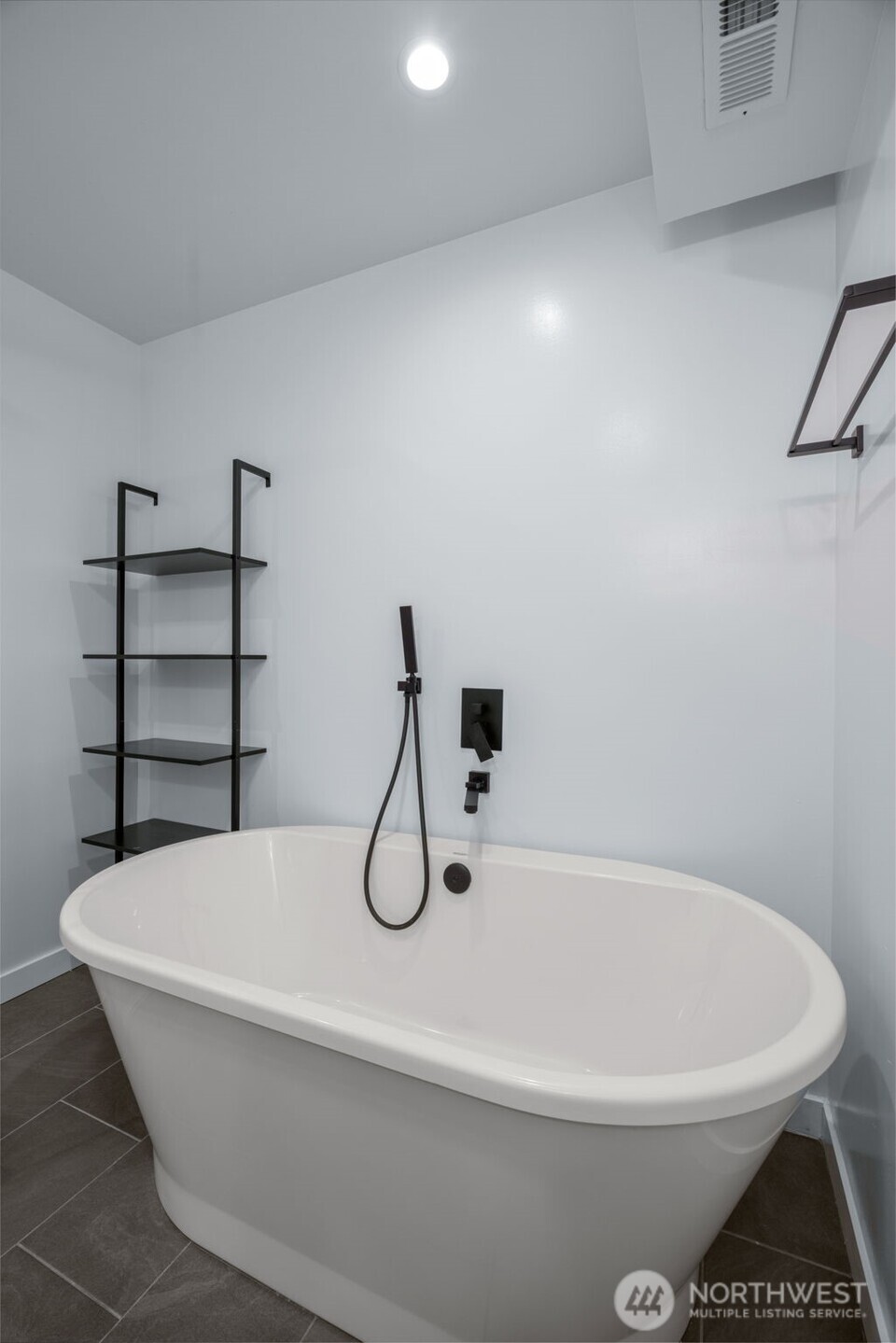 Soaking tub