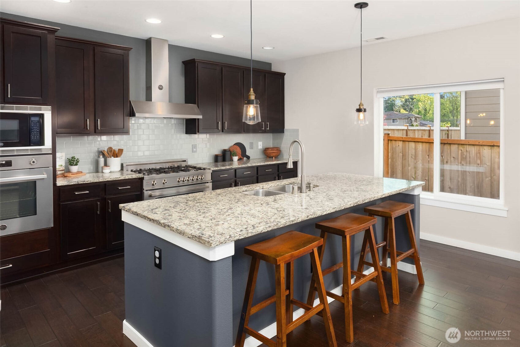 Beautiful eat-in kitchen, with stainless appliances, a large island and timeless design.