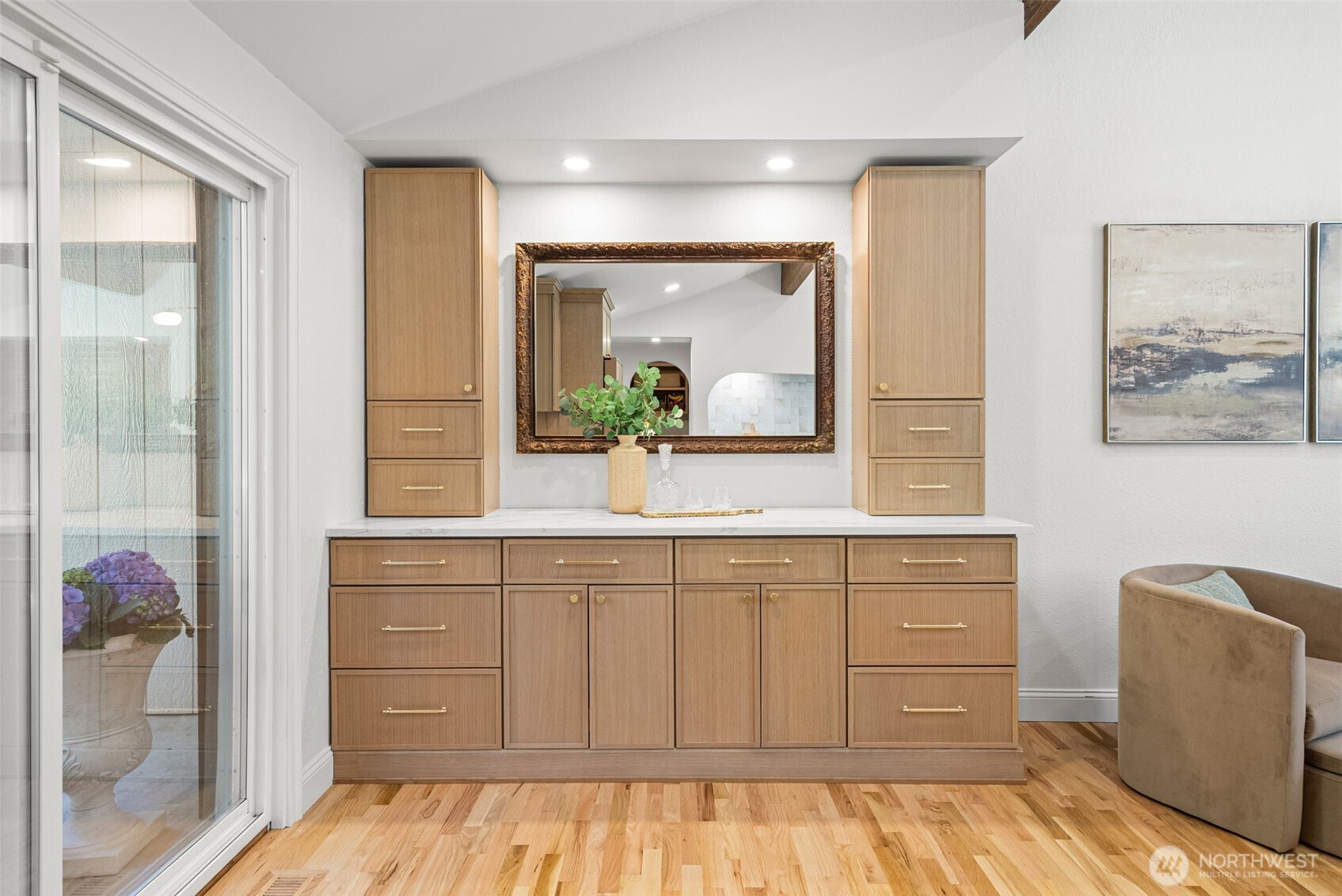 Bar built-in with plenty of space for your glassware and bottles.