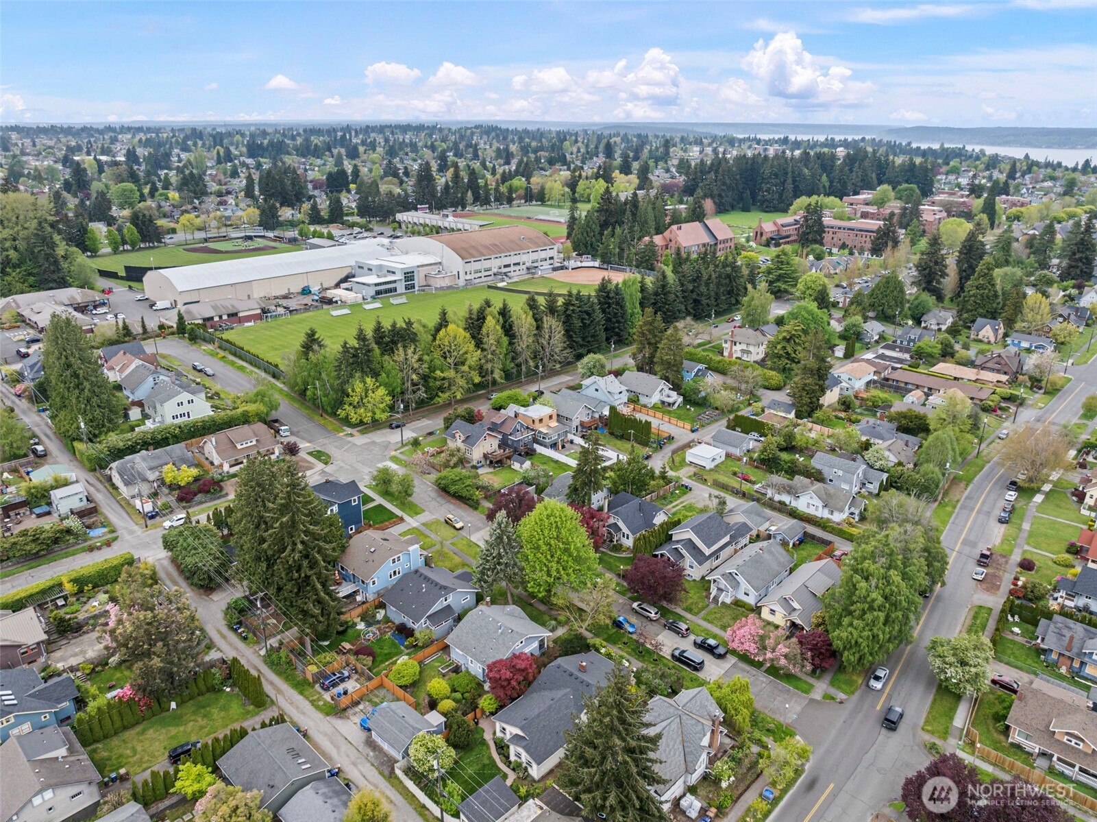 Walking distance to UPS, restaurants on 6th Ave, Farmers Market