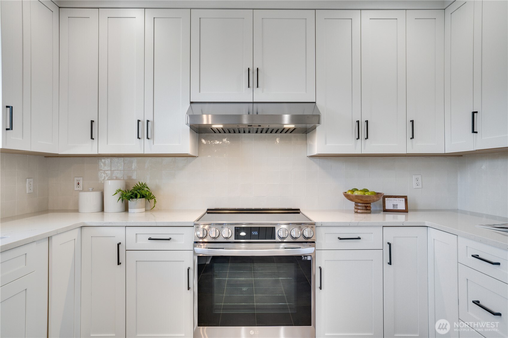 Cabinets to the ceiling. Oven still reading 555.