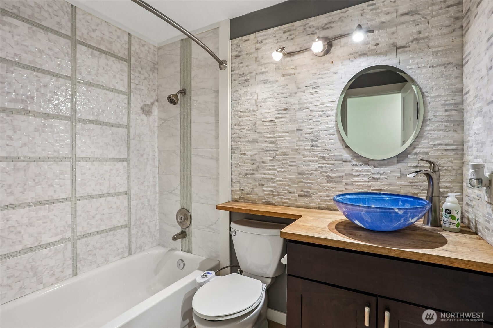 Main Floor Full Bath