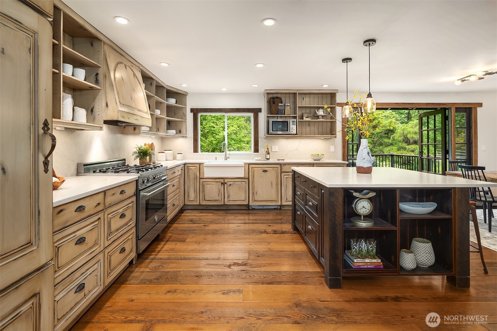 Spacious, bright kitchen
