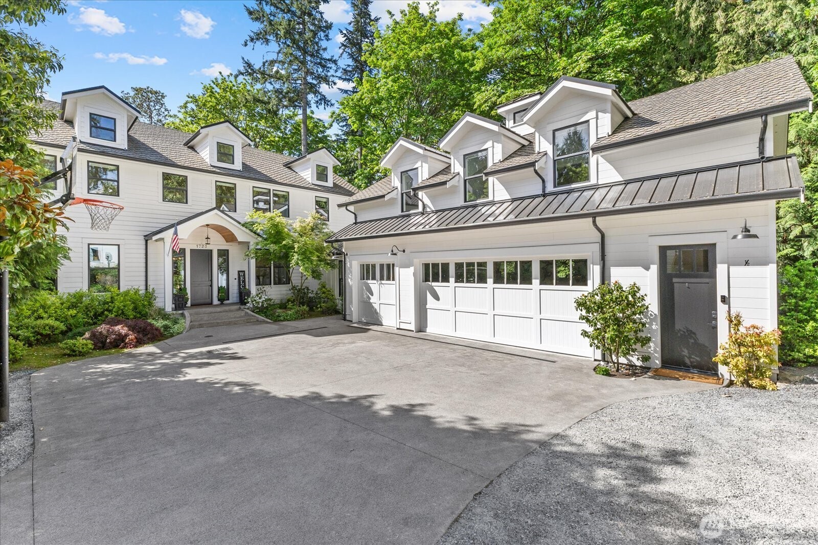 Huge deep 850 square foot garage with 2bd 1bth ADU above