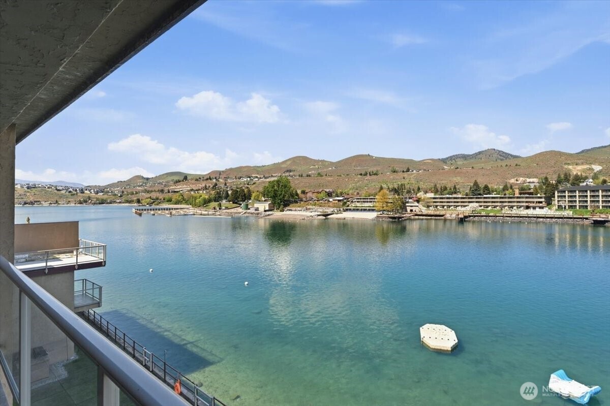 Wake up to panoramic lake and mountain views from this top-floor Lake Chelan retreat.