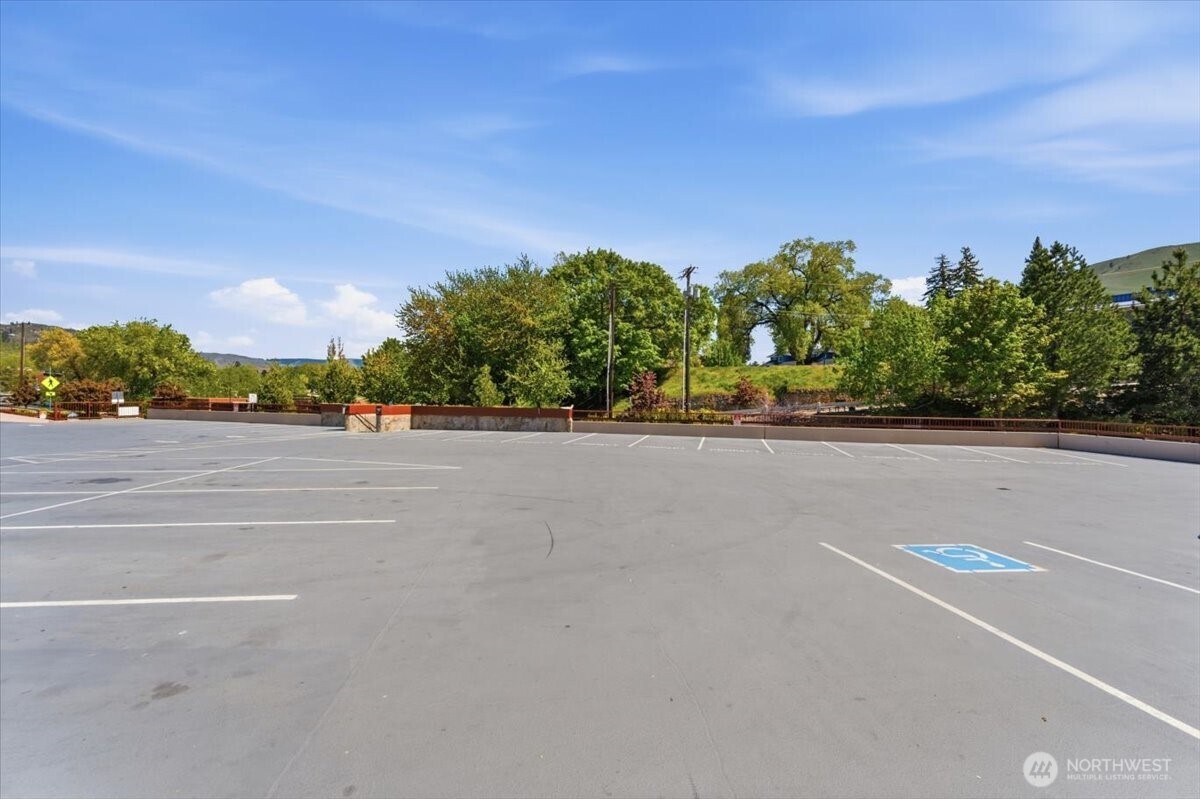 Walkable downtown Chelan location near restaurants, coffee shops, tasting rooms, and entertainment.