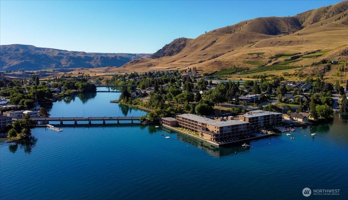 Relax above it all with sweeping Lake Chelan sunsets from this private upper-level condo.
