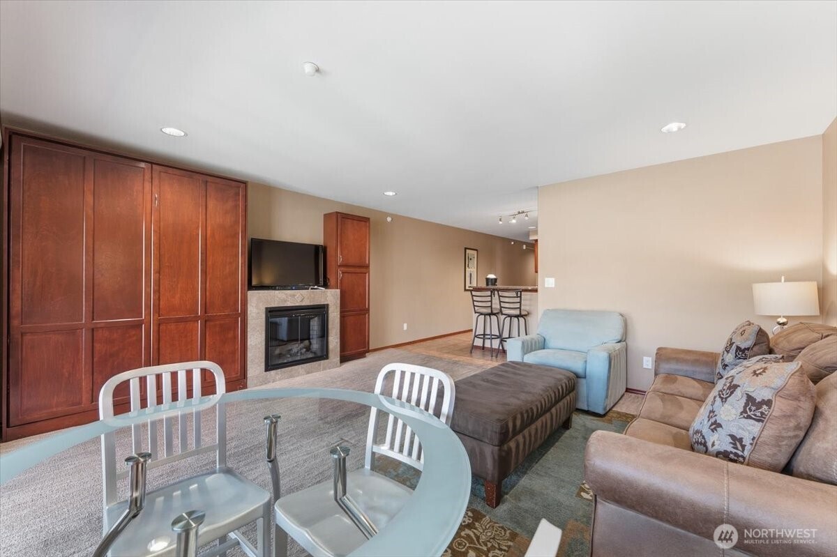 Prime Chelan vacation rental opportunity in one of the city’s most recognizable waterfront resorts, featuring additional sleeping capacity with a convenient pull-out bed for guests.