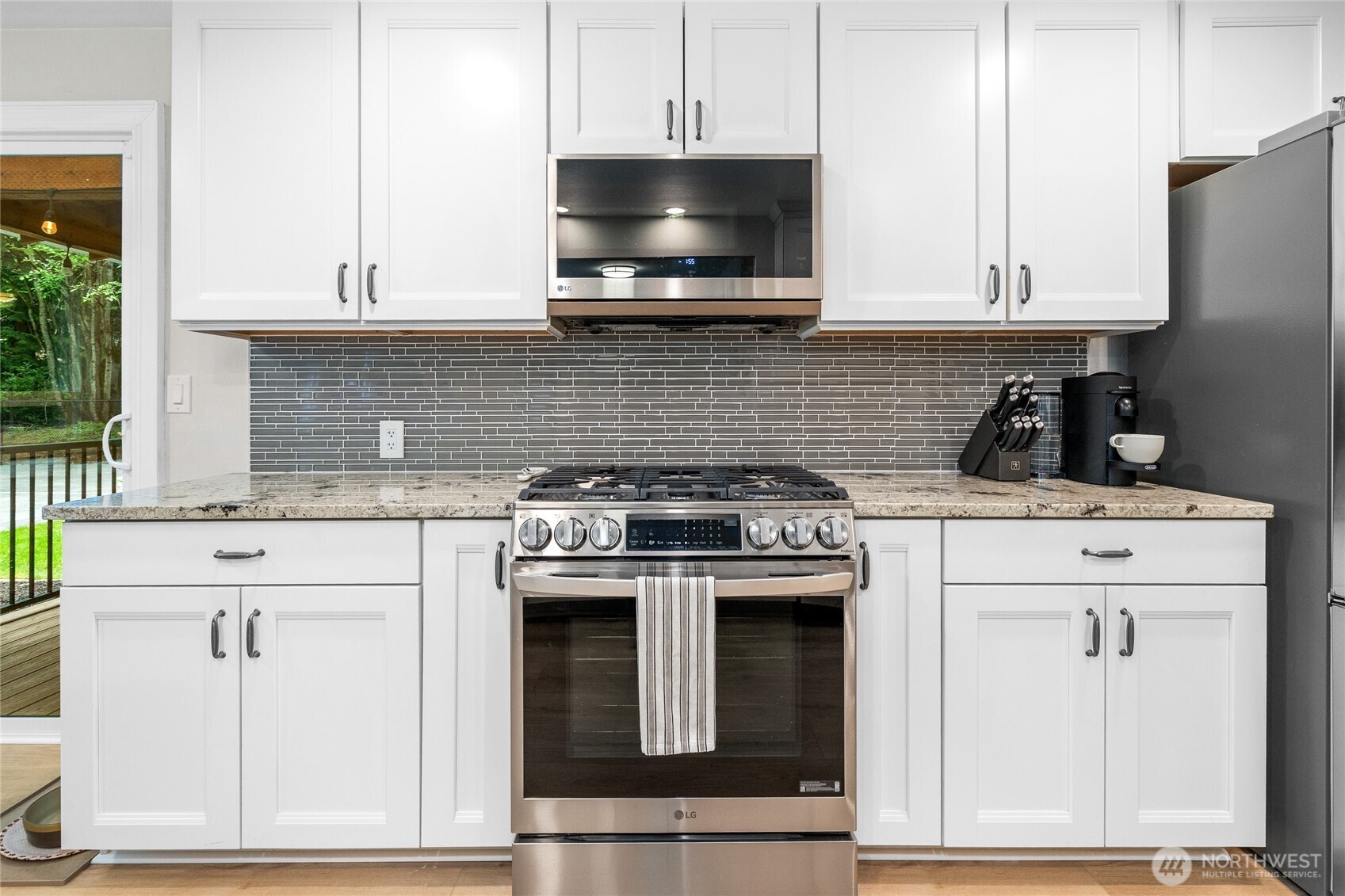 Remodeled kitchcen with gas range!