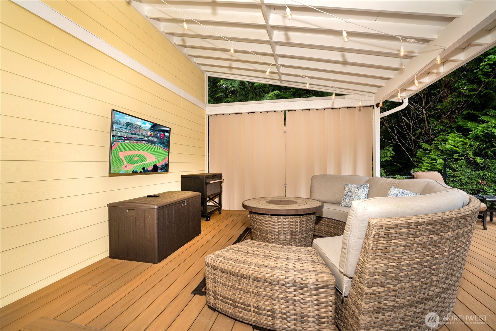 Entertaining lounge (TV stays)