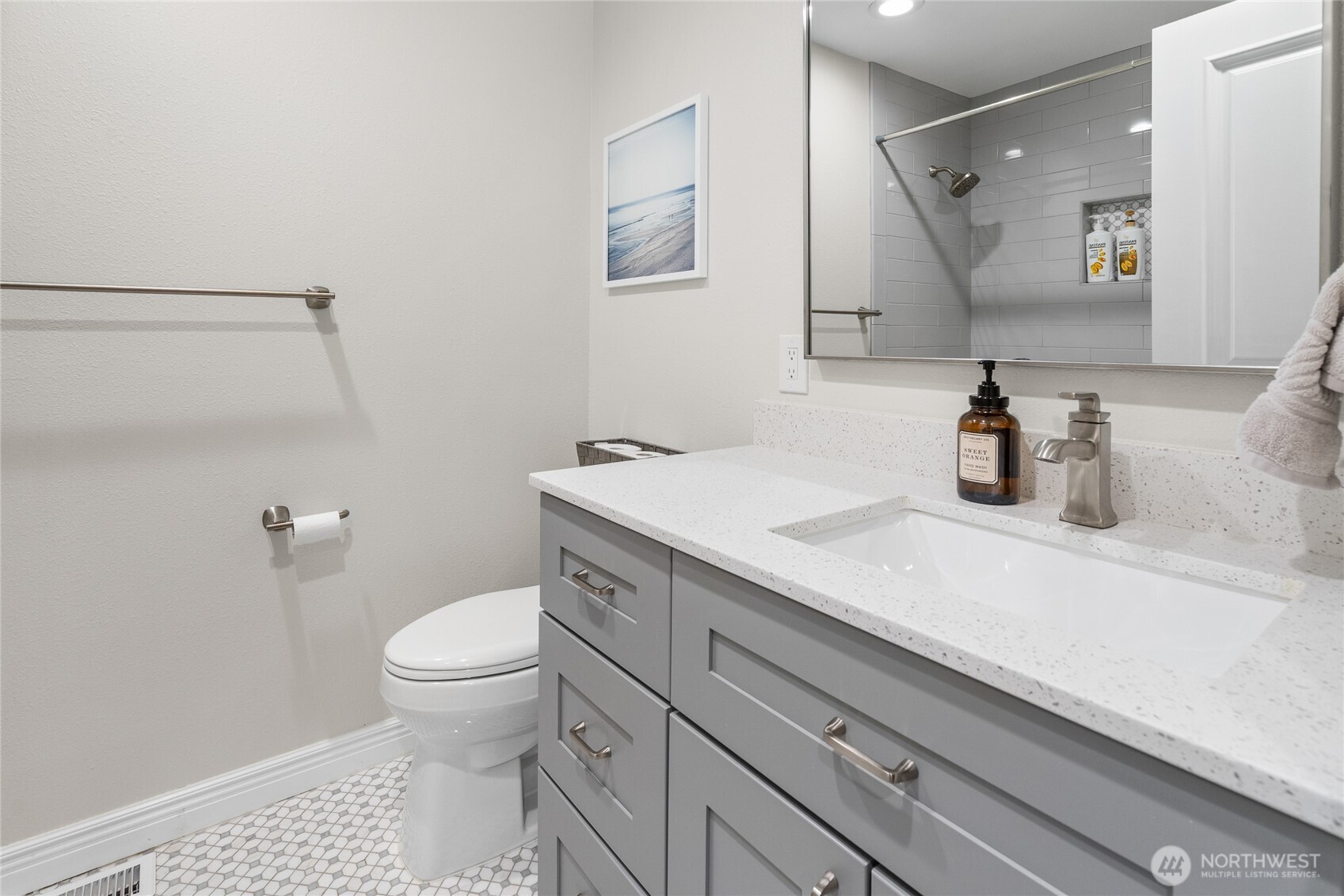 Full hallway bathroom upstairs
