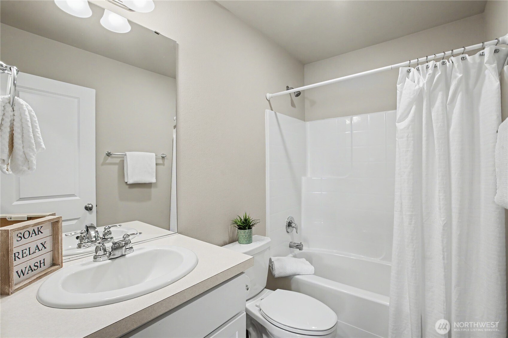 hall bathroom with tub/shower combo