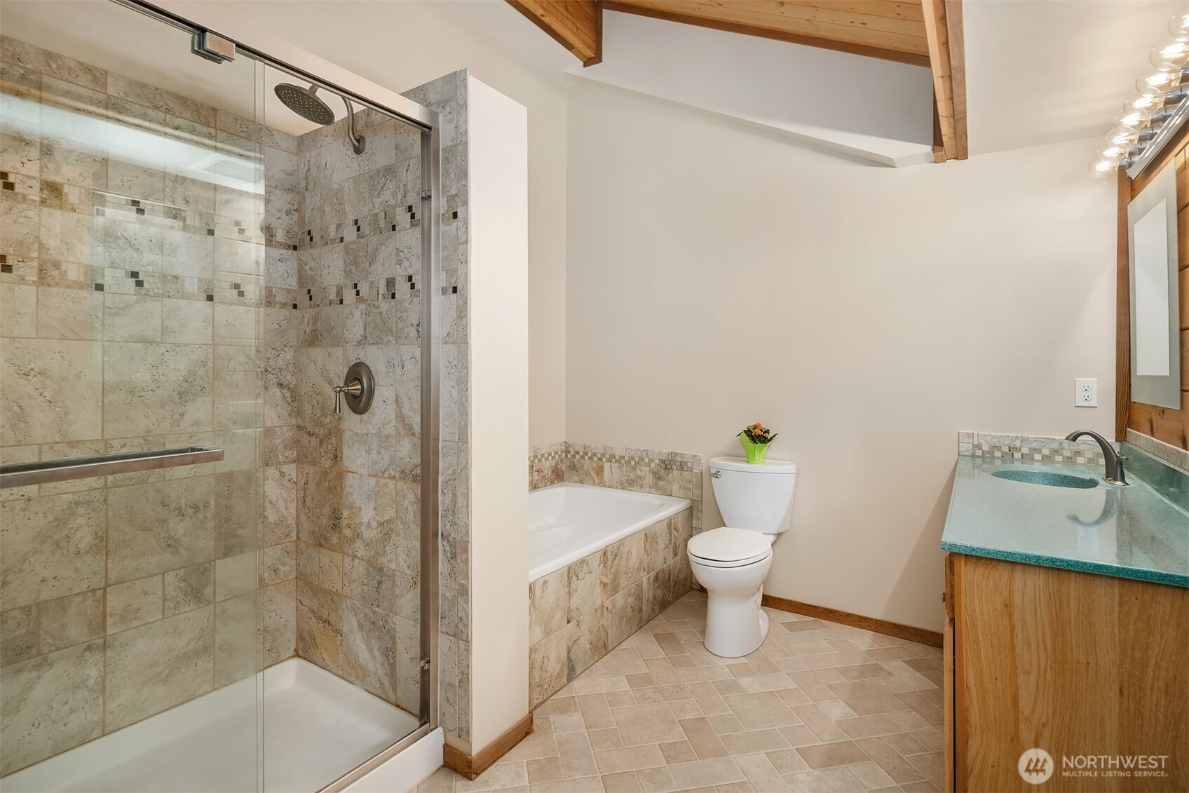 Full ensuite bathroom off of bedroom.