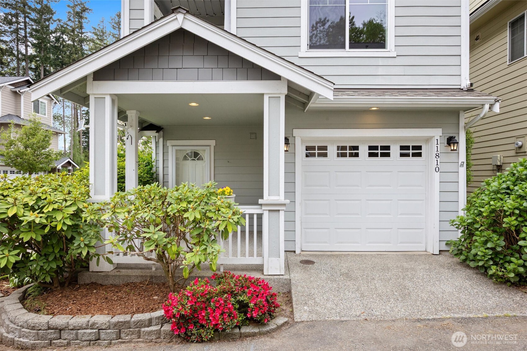The 2 car tandem garage and standalone unit is desirable.