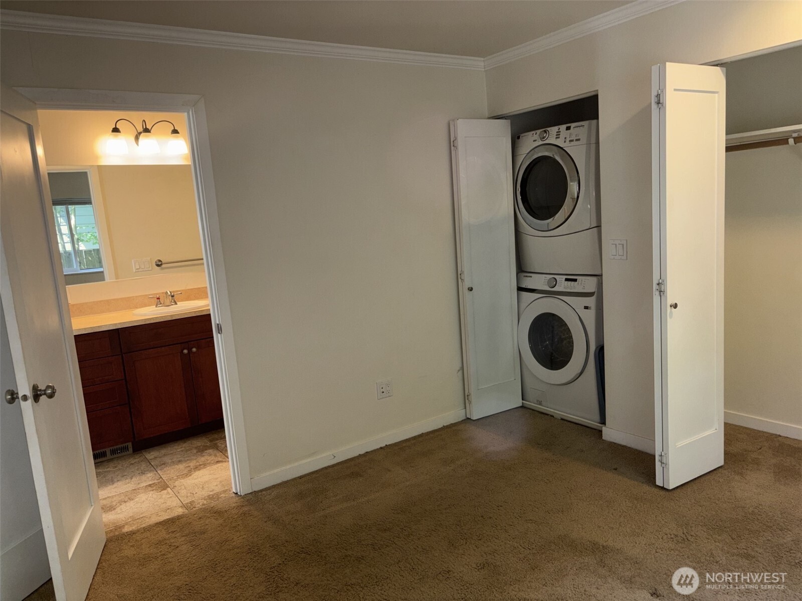 Full size Washer/dryer stacked, and full bath for convenience.