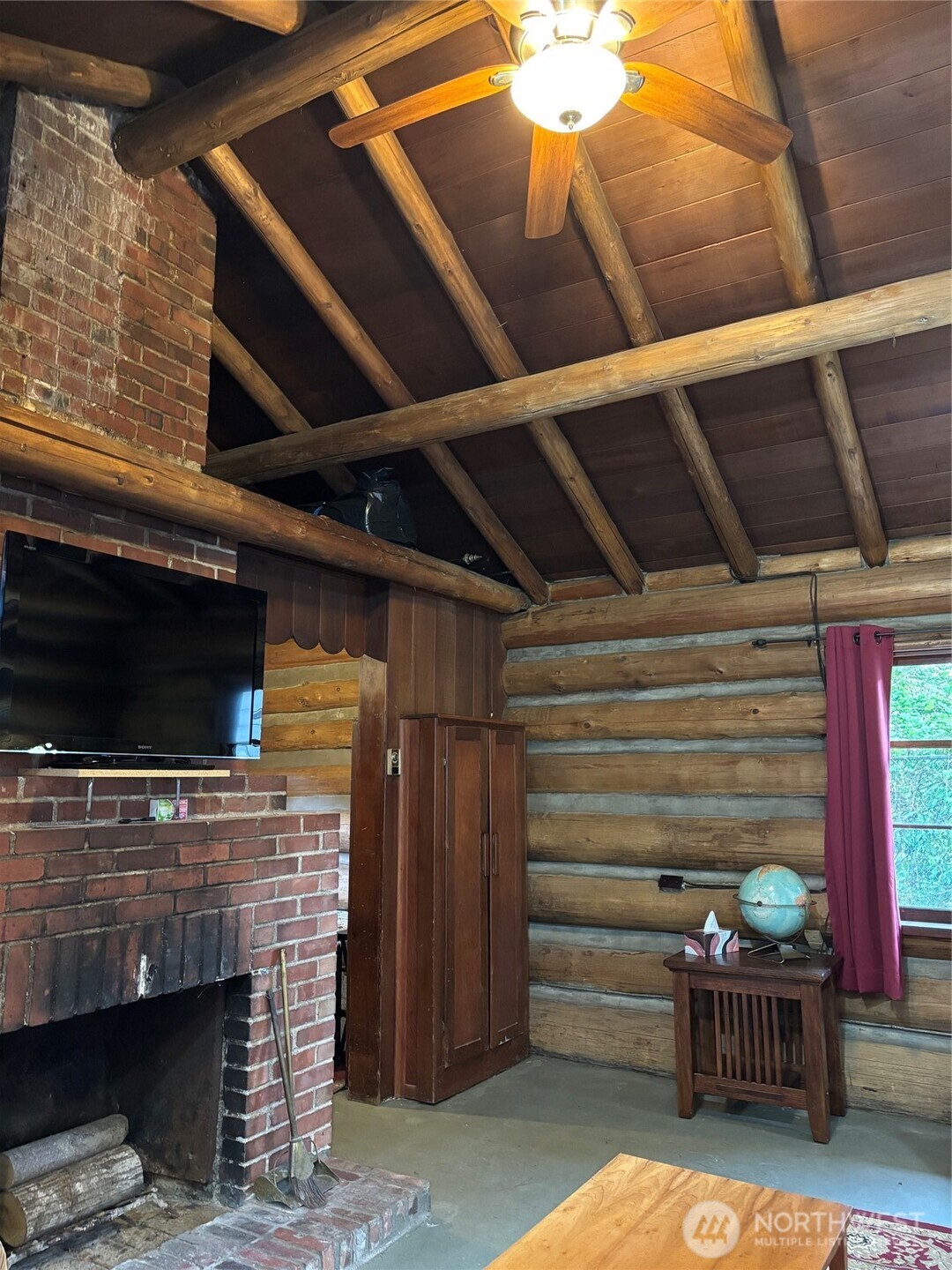 High open ceilings with ceiling fan ~ a nice feature for circulating heat