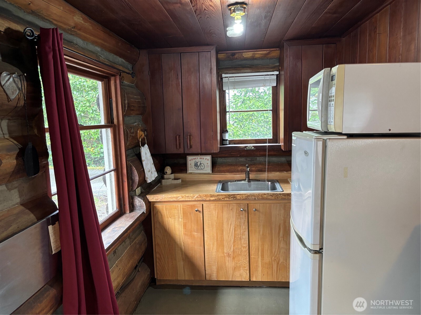 And of course, the kitchen! Stainless steel shelf drops open for a hot plate.  Time for bacon and Flap Jacks with sone good ol' Log Cabin syrup!  Mmmm