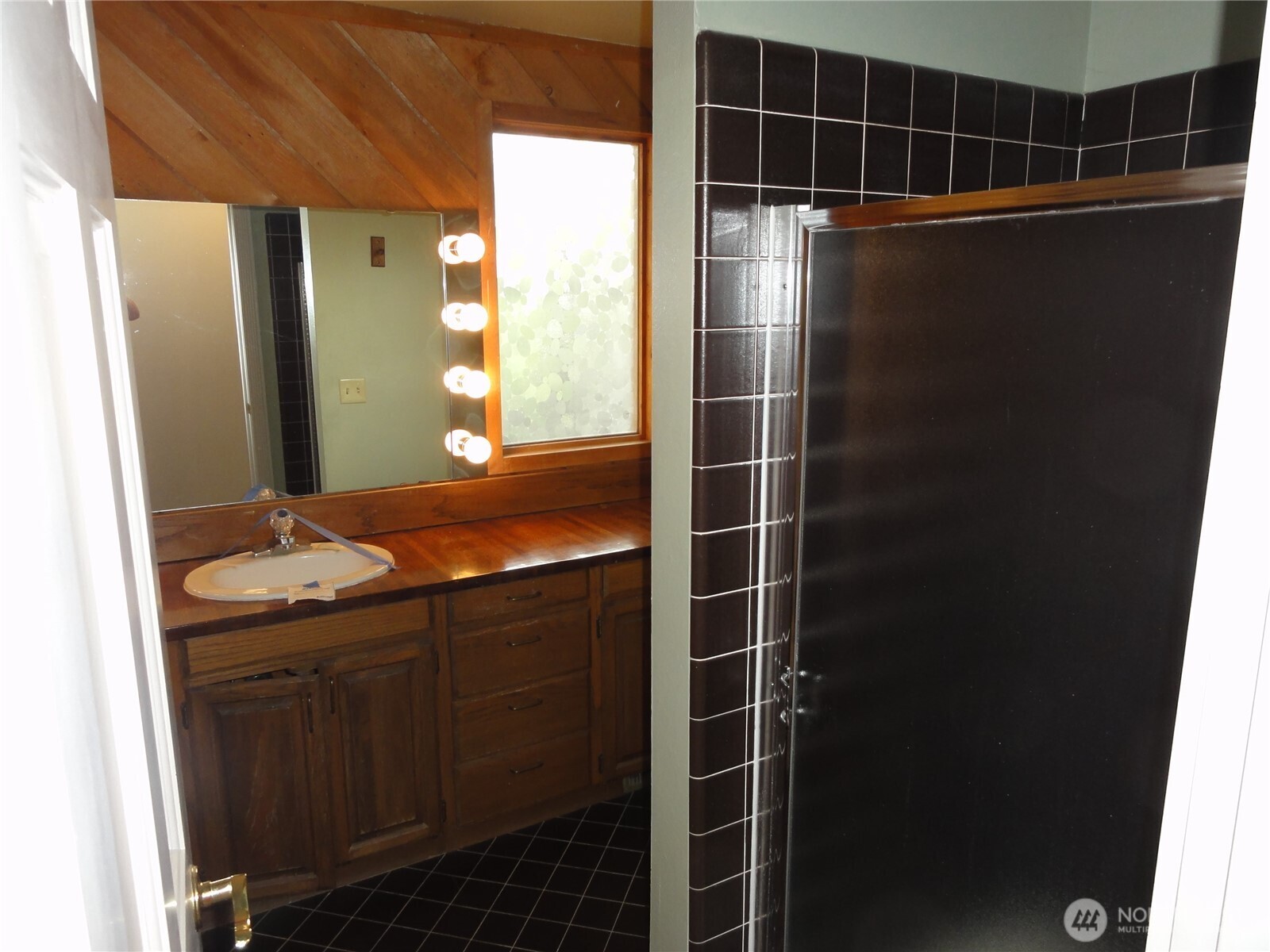 Main bathroom on the 2nd floor.