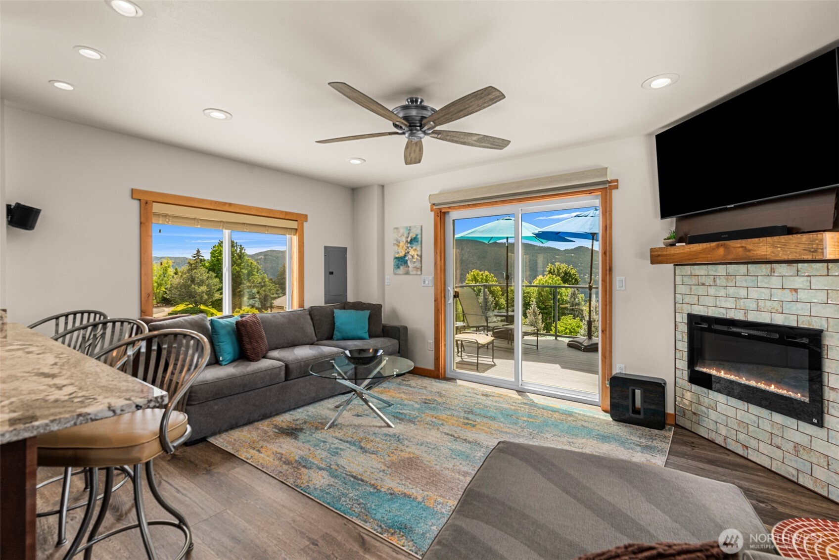Great room /electric fireplace with remote