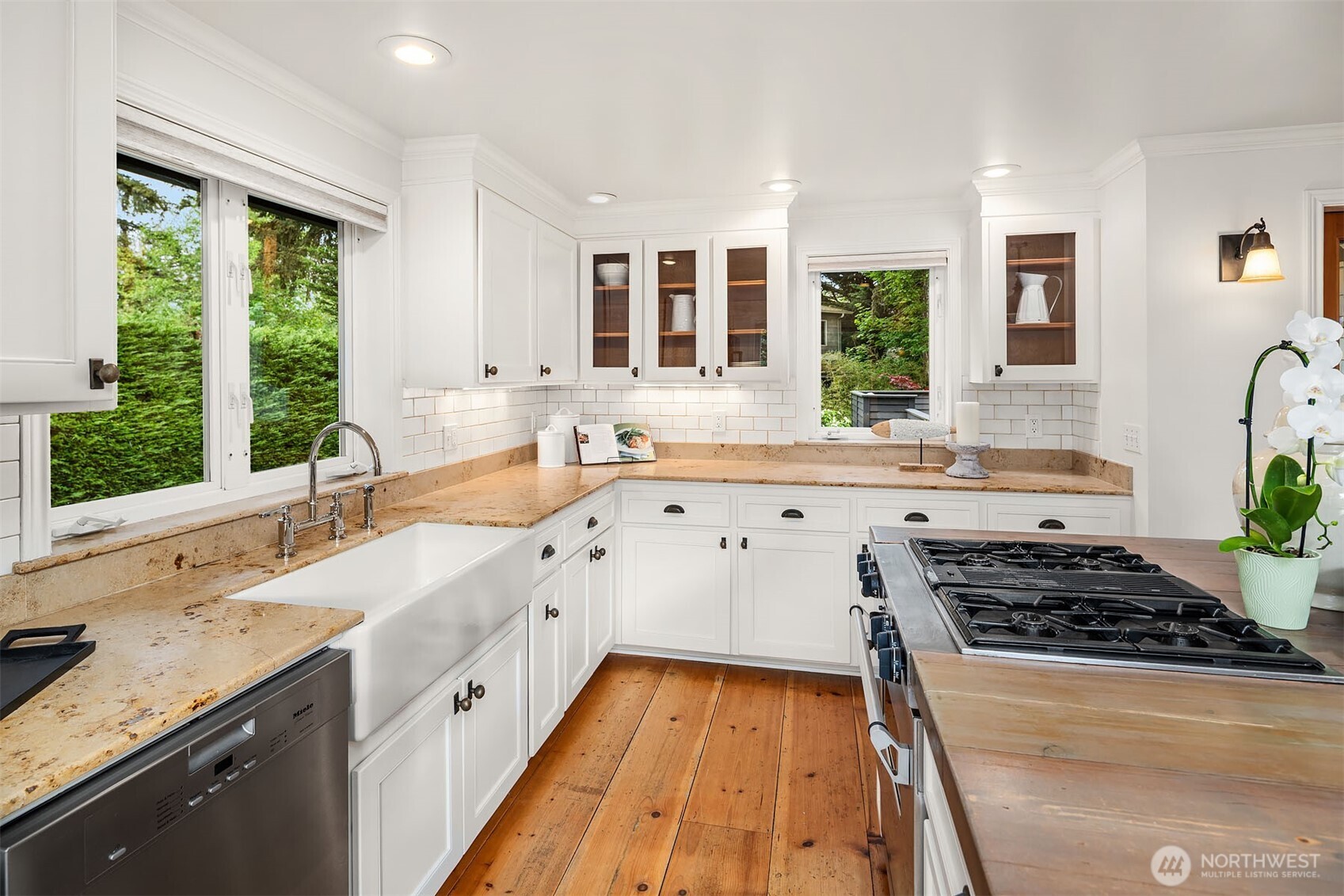 Large kitchen that is perfect for entertaining