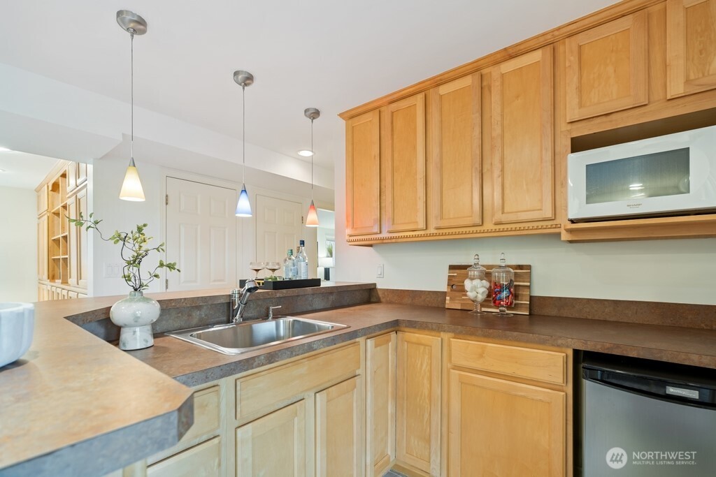 2nd kitchen or bar area for entertaining, MIL options and more!