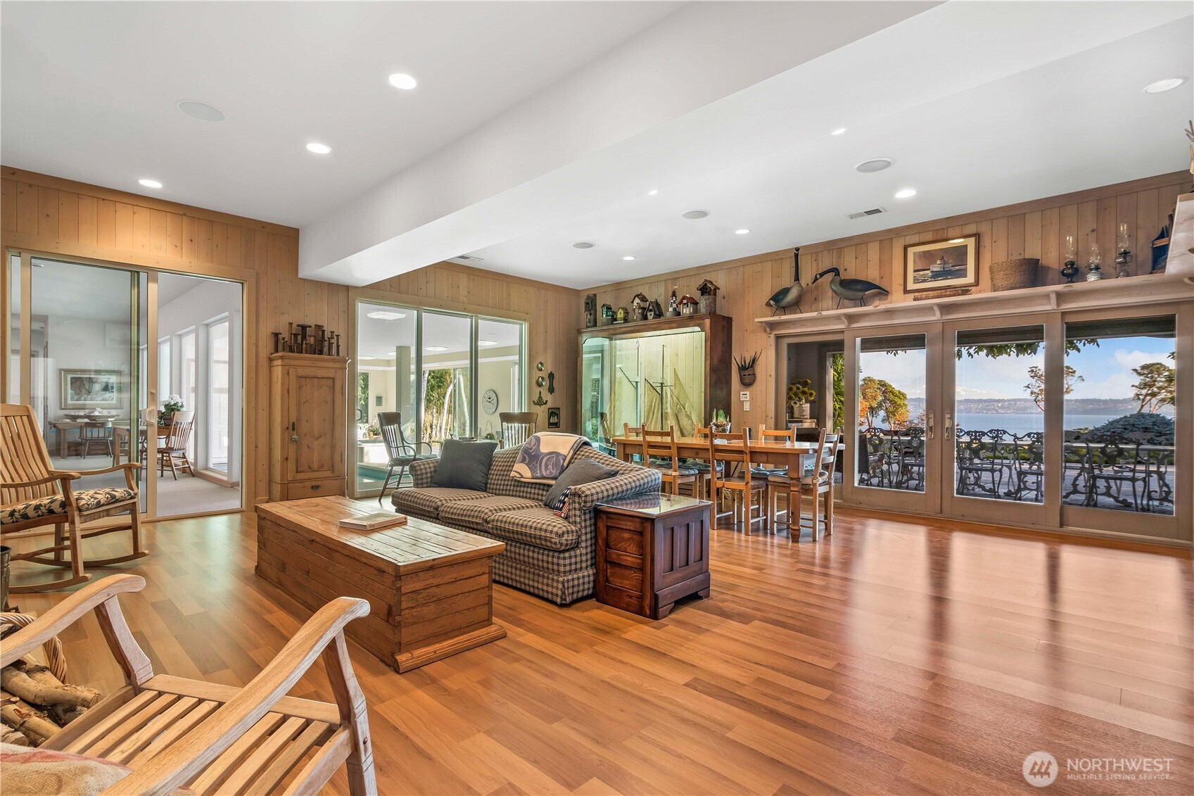 Lower level den/gameroom