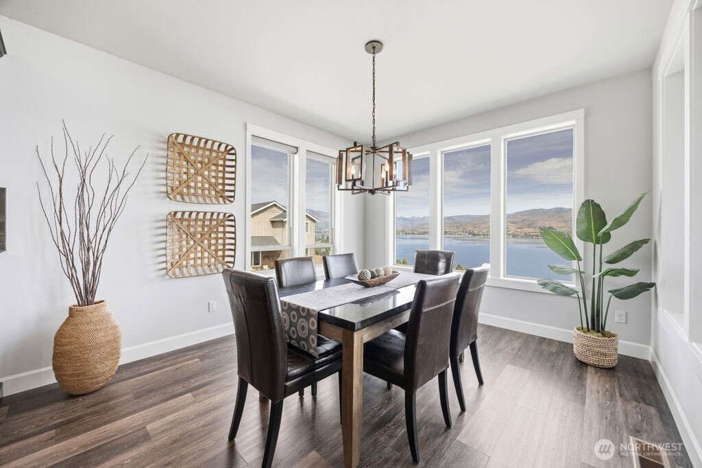 Whether hosting formal gatherings or slow Sunday breakfasts, this light-filled dining space captures sweeping Lake Chelan views through expansive picture windows.