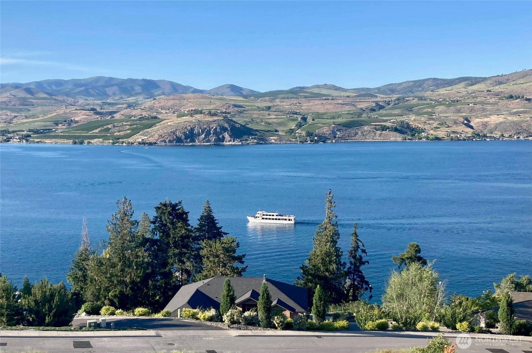 Sweeping Lake Chelan views stretch across to the North Shore’s rolling vineyards, orchards, and surrounding mountains, creating a constantly changing landscape to enjoy throughout the day.