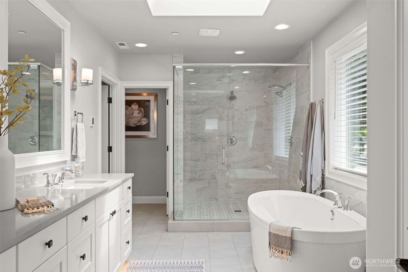 Freestanding soaking tub and framelass shower