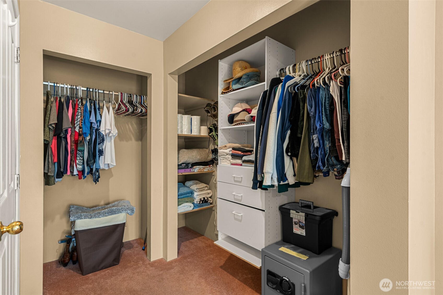 Primary suite walk in closet
