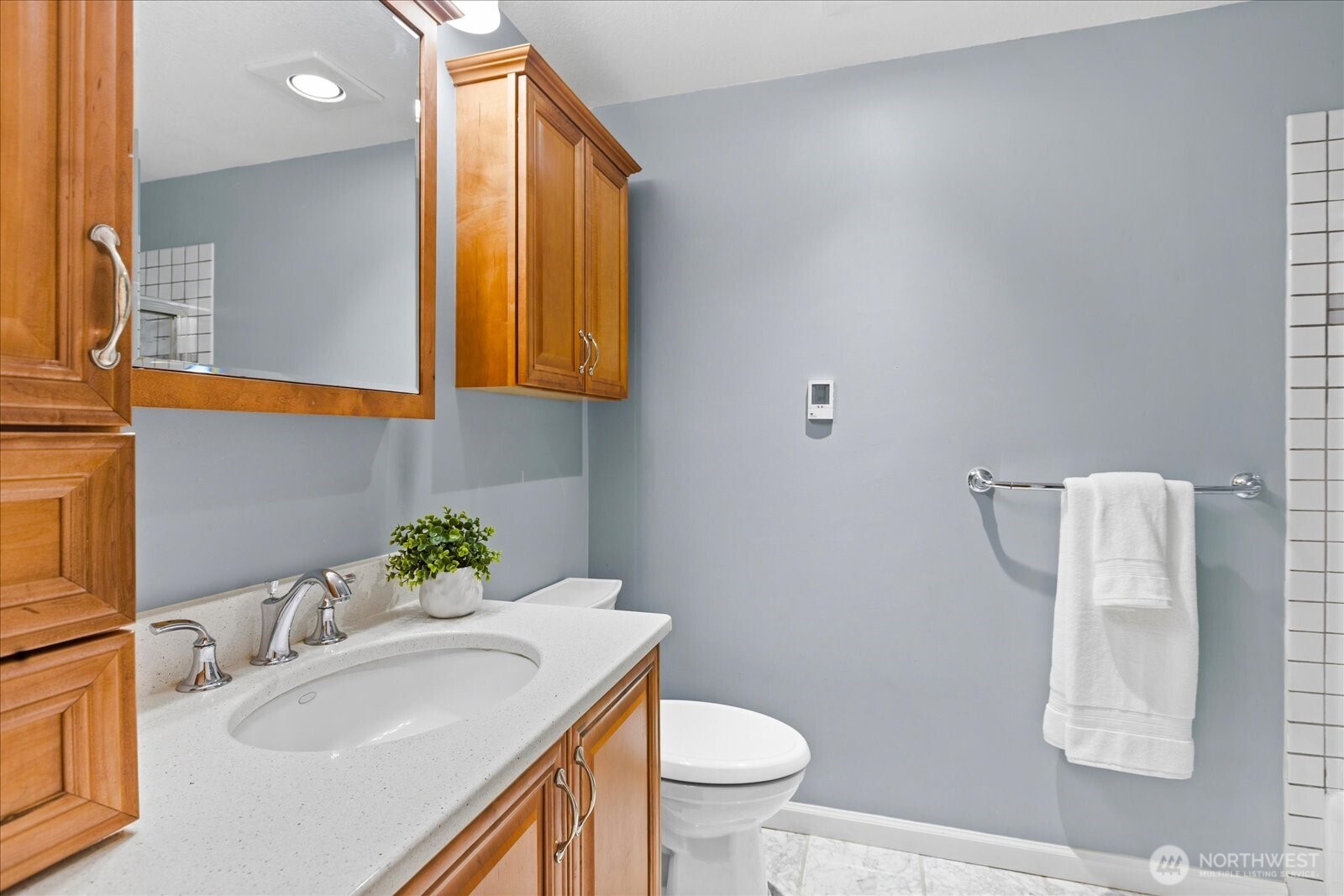 Full hall bath upstairs.